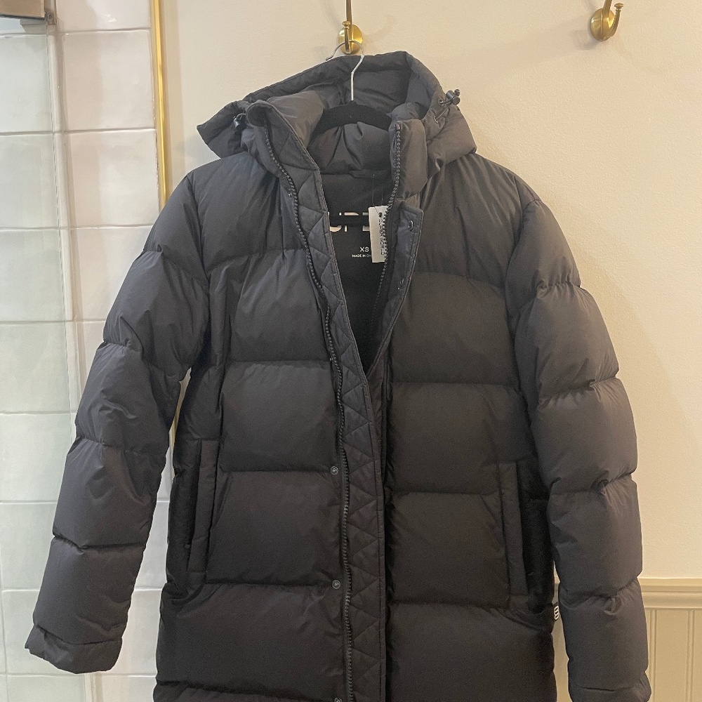 Aritzia Super Puff Mid (Black XS) - NWT. NEW CONDITION